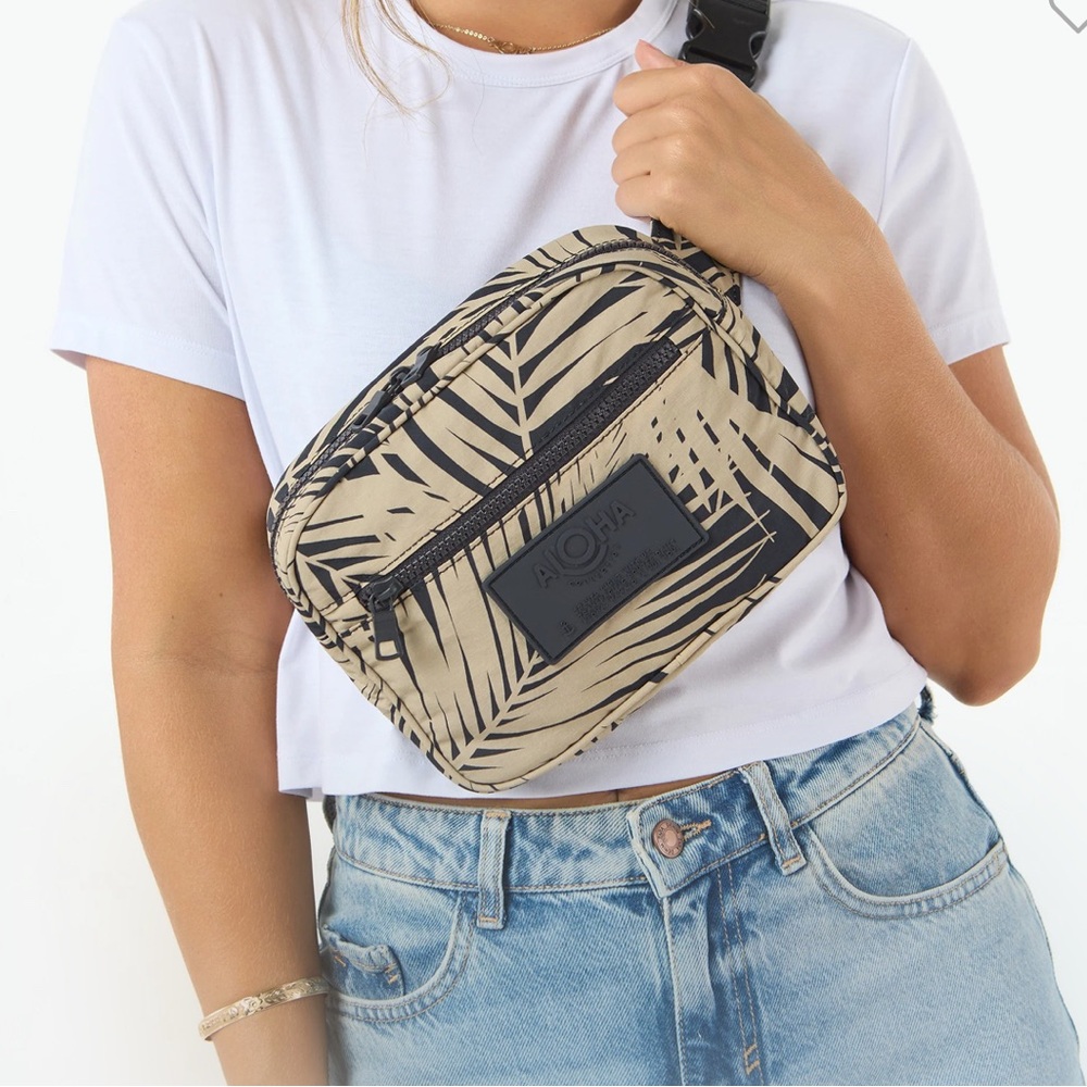 ALOHA Collection Black and Tan Palm Print Travel Bag